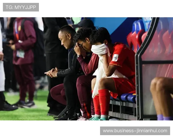 季后赛激战升级明星球员表现抢眼球队战术调整引发关注